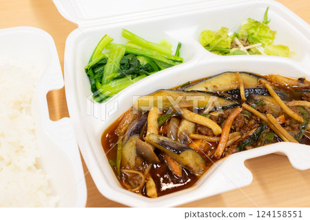 辣味四川便當,裡面有米飯、美味的茄子和豬絞肉 辣味四川便當,裡面有米飯、美味的茄子和豬絞肉 124158551