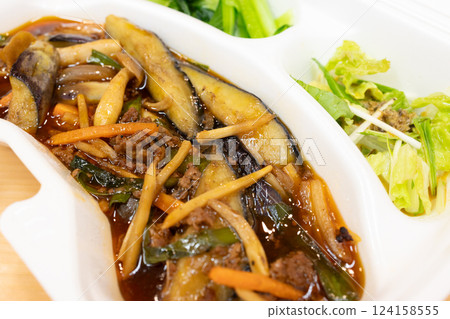 Delicious spicy Sichuan-style stir-fried eggplant and minced pork bento 124158555