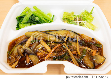 Delicious spicy Sichuan-style stir-fried eggplant and minced pork bento 124158557