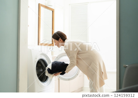 洗衣服的女人 124159312