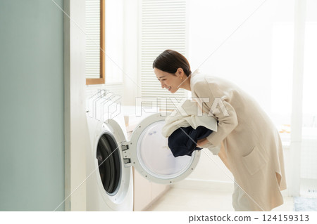 洗衣服的女人 124159313