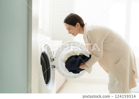 Woman doing the laundry 124159314