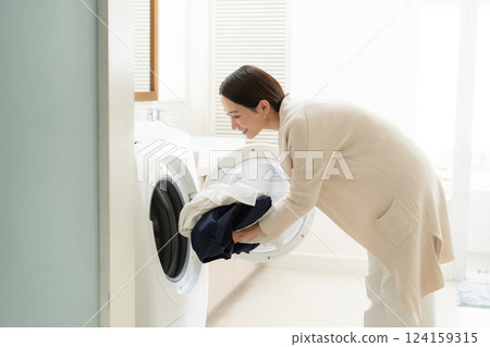 洗衣服的女人 洗衣服的女人 124159315