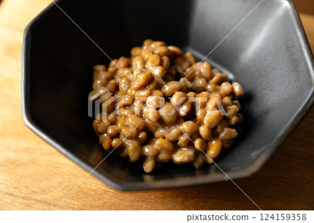 木桌背景上黑碗裡的黏稠納豆 124159358