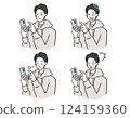 一名男子操作智慧型手機，設定各種臉部表情 124159360