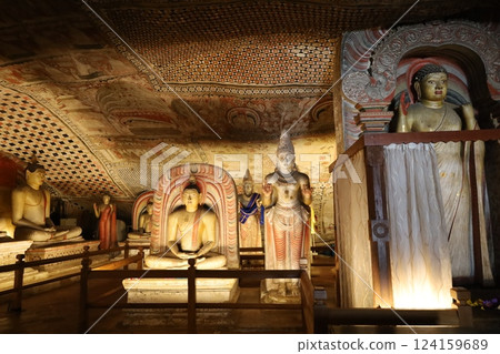 蘭吉里丹布勒石窟寺內部（斯里蘭卡） 124159689