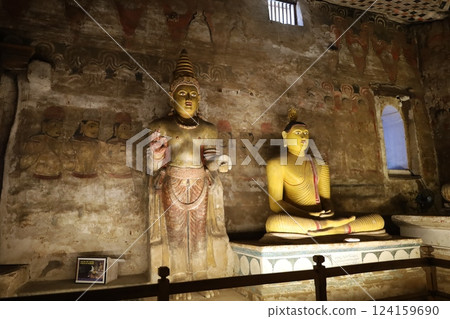 蘭吉里丹布勒石窟寺內部（斯里蘭卡） 124159690