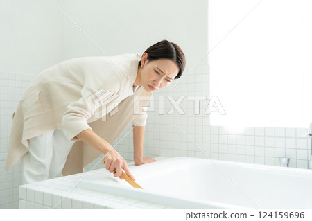 洗澡的婦女 124159696