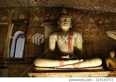 朗吉里丹布勒石窟寺，2 號洞窟內的坐像 [斯里蘭卡] 124159753