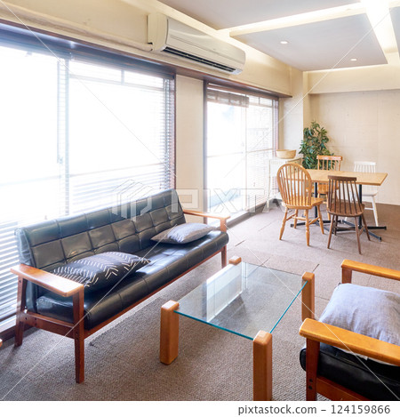 咖啡廳空間的室內影像，明亮的燈光傾瀉而下 124159866