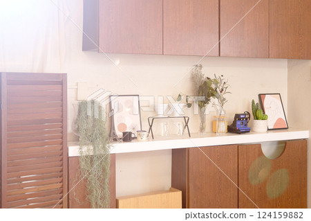 咖啡廳空間的牆壁上擺滿了時尚的配件 124159882