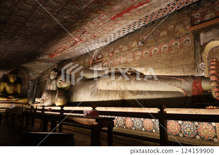 朗吉里丹布勒石窟寺，第 2 窟的臥佛像 [斯里蘭卡] 124159900