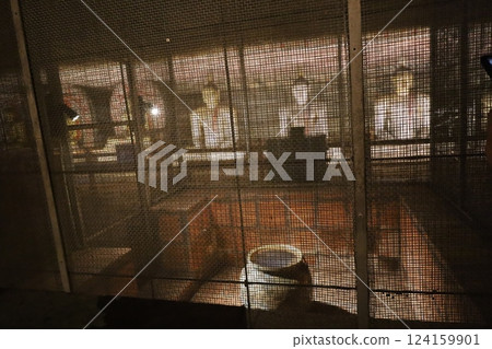 朗吉里丹布勒石窟寺第二個洞穴中的泉水(斯里蘭卡) 朗吉里丹布勒石窟寺第二個洞穴中的泉水(斯里蘭卡) 124159901