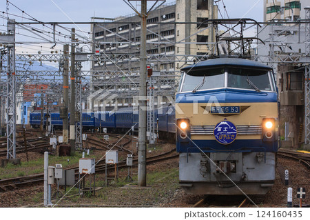 臥舖特快列車「富士號」及「隼號」抵達下關站 124160435