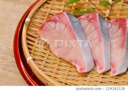 用於烹飪的養殖黃尾魚（Buri、Yellowtail）魚片。 *不宜生吃。 124161126