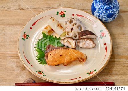 黃尾魚照燒,照燒,照燒,烤魚。魚類、日本料理和海鮮料理。 黃尾魚照燒,照燒,照燒,烤魚。魚類、日本料理和海鮮料理。 124161274