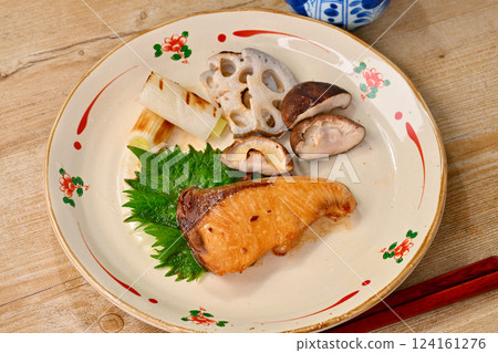 黃尾魚照燒,照燒,照燒,烤魚。魚類、日本料理和海鮮料理。 黃尾魚照燒,照燒,照燒,烤魚。魚類、日本料理和海鮮料理。 124161276