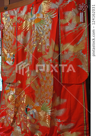 Gorgeous and gorgeous kimono 124162031