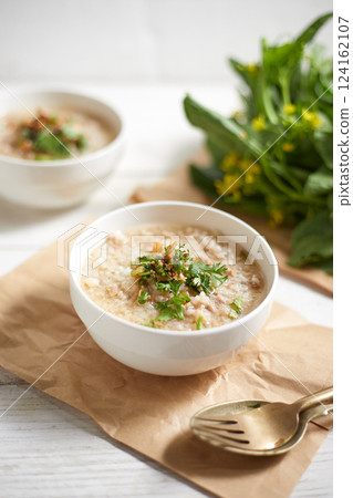 Rice porridge with minced pork 124162107