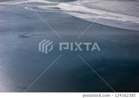 Ice gradation and cracks [Komagaike] 124162385