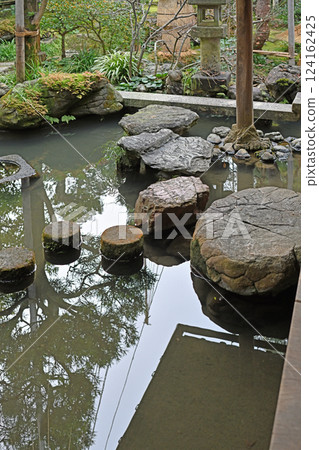 A Japanese-style garden and a small pond surrounded by greenery 124162425