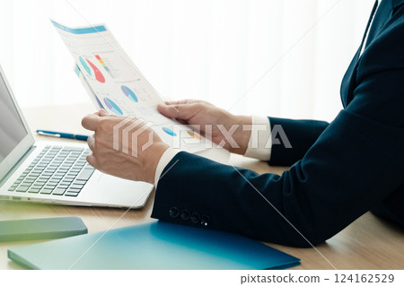 操作個人計算機的商人 124162529