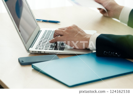 操作個人計算機的商人 124162538