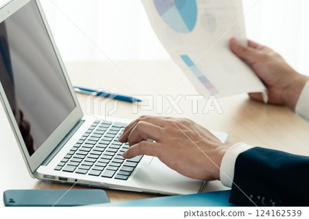 操作個人計算機的商人 124162539