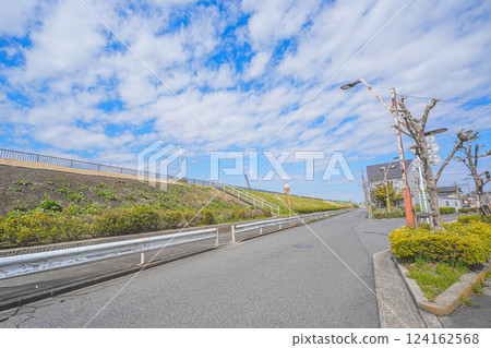 The Shin-Nakagawa River bank divides Katsushika Okuto, Tokyo 124162568
