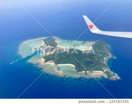從飛機上俯瞰沖繩的偏遠島嶼(渡名喜島) 從飛機上俯瞰沖繩的偏遠島嶼(渡名喜島) 124163385