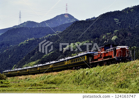 1993: DD511183 Salon Car Naniwa running on the Kansai Main Line 1993: DD511183 Salon Car Naniwa running on the Kansai Main Line 124163747