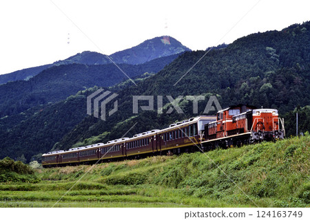 1993: DD511190 Yu-Yu Salon Okayama running on the Kansai Main Line 124163749