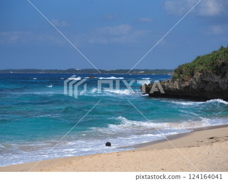 砂山海灘的沙灘和大海（沖繩宮古島） 124164041