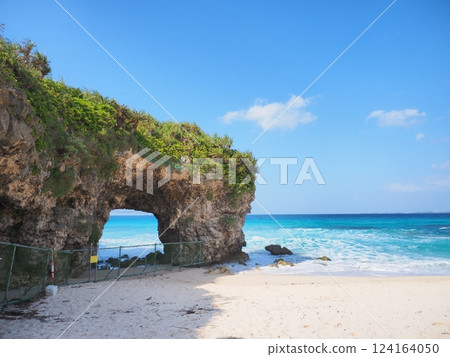 Arch rock at Sunayama Beach, white sand and blue sea (Miyakojima, Okinawa) 6 124164050