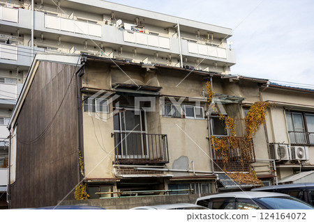 Old terraced houses 124164072