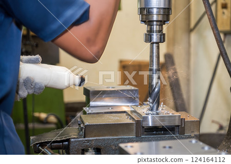 The hole drilling process on NC milling machine with liquid coolant method. The hole drilling process on NC milling machine with liquid coolant method. 124164112