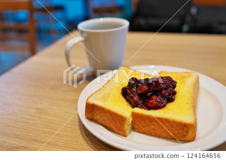 在咖啡館吃早餐 124164656