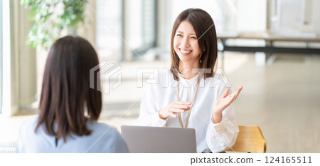 做會議的女商人 124165511