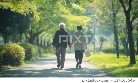 老年夫婦手牽手散步 | 在大自然中度過寧靜的時光 124165549