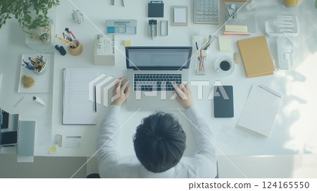 在整齊的辦公桌上工作 | 高效的工作空間和電腦工作 124165550