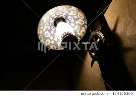 岩手縣盛岡市的倉野咖啡屋牆上燈罩的光芒 124166306