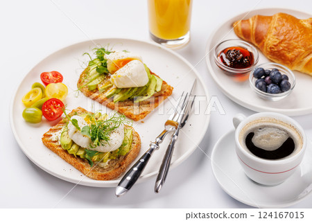Breakfast with delicious avocado toasts and crispy croissant 124167015