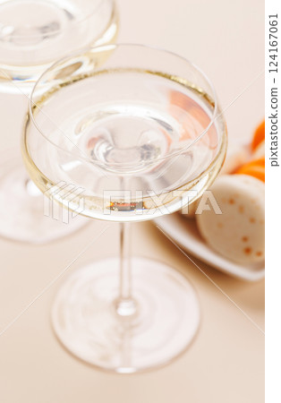 Pairing of champagne and delicate macaroons 124167061