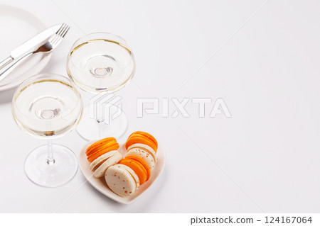 Pairing of champagne and delicate macaroons 124167064