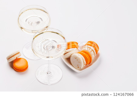 Pairing of champagne and delicate macaroons 124167066