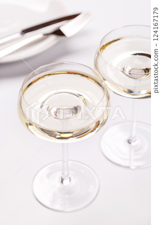 A sparkling glass of champagne 124167179