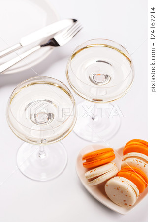 Pairing of champagne and delicate macaroons Pairing of champagne and delicate macaroons 124167214