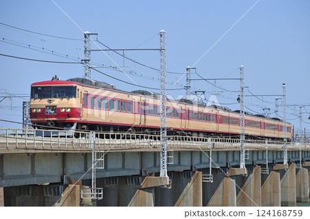 Tokaido Line Chigasaki-Hiratsuka JR East 185 series OM08 formation (Omiya) Odoriko 124168759