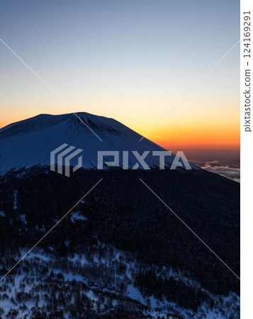The sunrise over Mt. Asama seen from Mt. Kurobanza in winter (Gâteau au Chocolat) 124169291