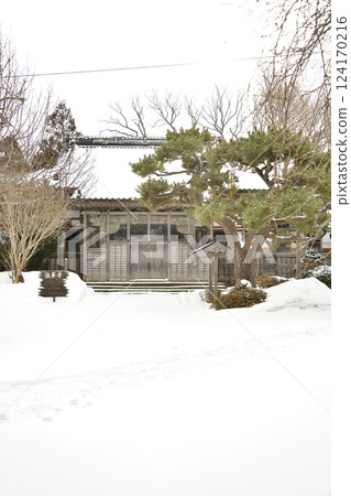 Photographing the scenery of the grounds of Seiouzan Hokkeji Temple in Esashi Town, Hokkaido in winter 124170216
